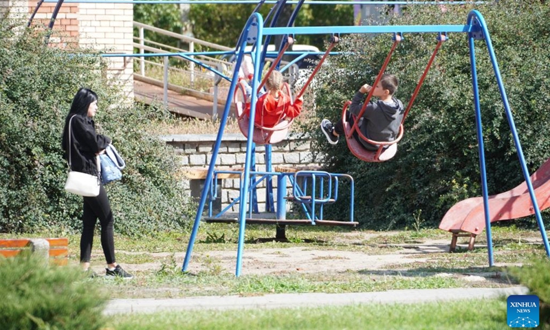 Kids enjoy swings in Slavyansk, Sept. 24, 2022.(Photo: Xinhua)