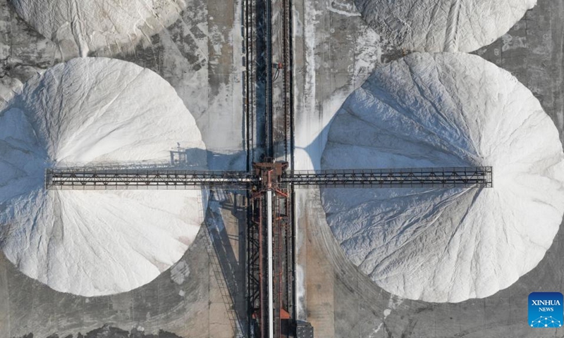 Aerial photo taken on Sept. 27, 2022 shows salt harvested at the Changlu Daqinghe saltworks in Tangshan, north China's Hebei Province.(Photo: Xinhua)