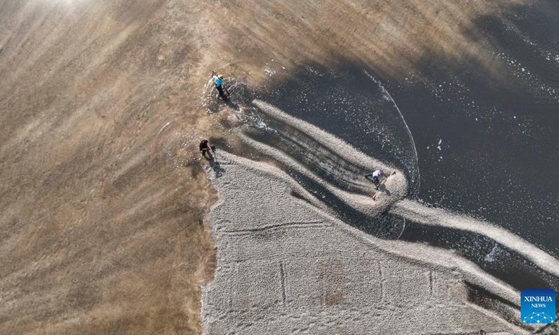 Aerial photo taken on Sept. 27, 2022 shows employees working at the Changlu Daqinghe saltworks in Tangshan, north China's Hebei Province.(Photo: Xinhua)