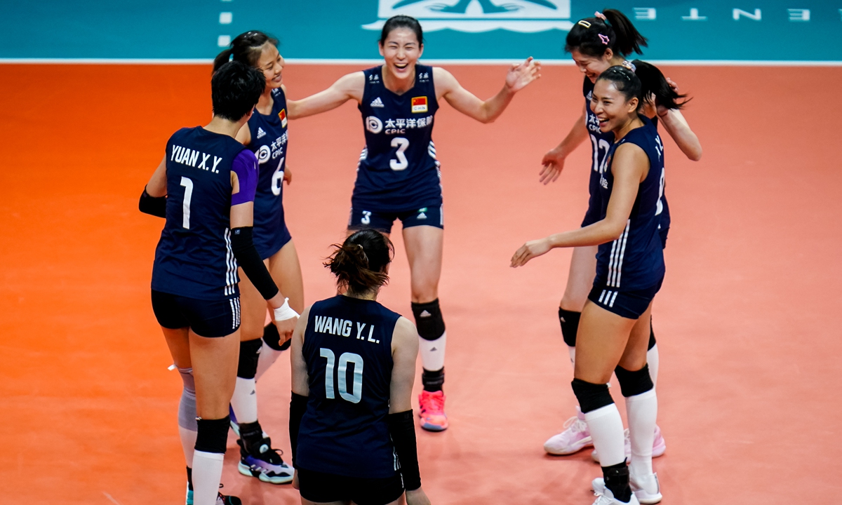 China women's volleyball team celebrate a point at the Gelredome in Arnhem, Netherlands on September 28, 2022. Photo: VCG