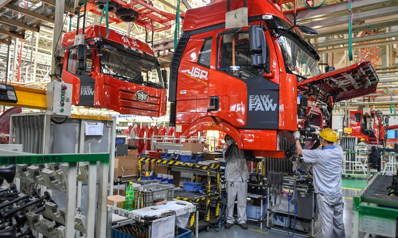 Workers assemble vehicles at the general assembly line of FAW Jiefang, a truck-manufacturing subsidiary of First Automotive Works (FAW) Group Co. Ltd., in Changchun, northeast China's Jilin Province, Sept. 1, 2020.(Photo: Xinhua)
