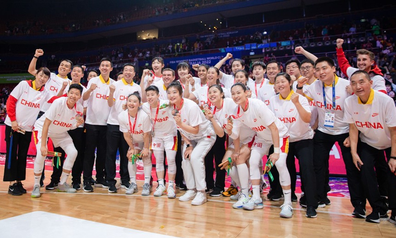 Team China members pose for group photos after the final against the United States at the FIBA Women's Basketball World Cup 2022 in Sydney, Australia, Oct. 1, 2022. (Photo by Hu Jingchen/Xinhua)