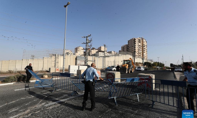 Police set up a temporary roadblock for Yom Kippur, the Day of Atonement, in Jerusalem, on Oct. 4, 2022. Photo: Xinhua