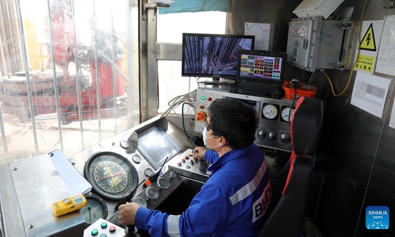 A Chinese engineer works in a control room of a drilling platform at PetroChina's Halfaya oil field in Maysan province, Iraq, on Sept. 25, 2022.Photo: Xinhua