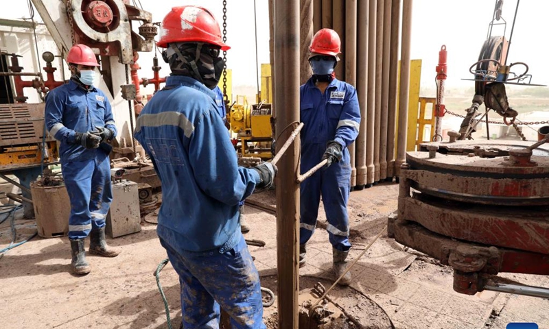 Iraqi employees work on a drilling platform at PetroChina's Halfaya oil field in Maysan province, Iraq, on Sept. 25, 2022. Photo: Xinhua