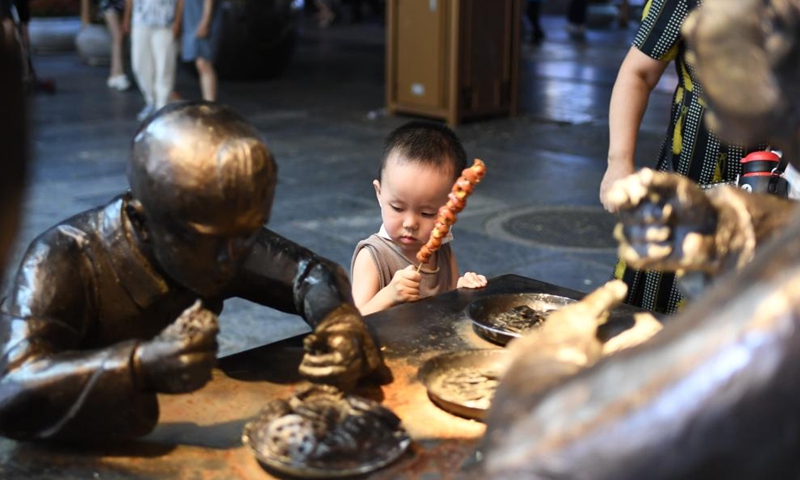 A child visits Qianmen Street, a landmark commercial street in Beijing, capital of China, July 16, 2022.Photo:Xinhua