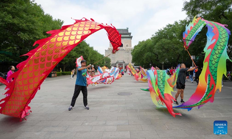 Citizens exercise at the square of the Bell and Drum Towers in Beijing, capital of China, Aug. 29, 2022.Photo:Xinhua
