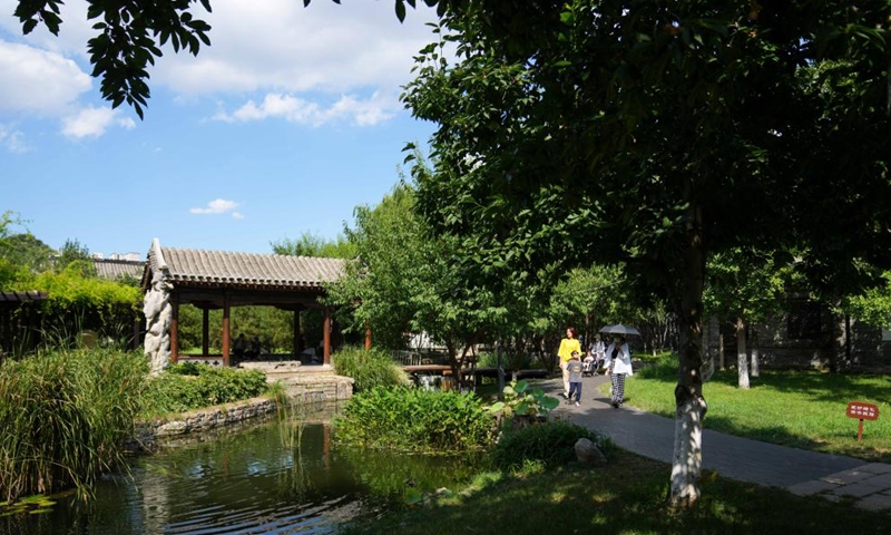 People visit the Sanlihe park of Dongcheng District in Beijing, capital of China, Aug. 16, 2022.Photo:Xinhua