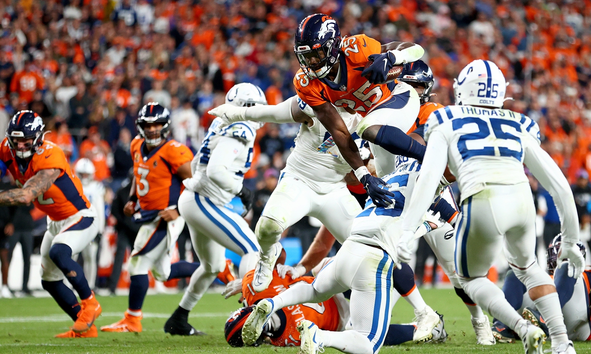 Melvin Gordon III of the Denver Broncos (No.25 in orange) rushes in overtime during a game against the Indianapolis Colts at Empower Field At Mile High on October 6, 2022 in Denver, Colorado. Photo: VCG