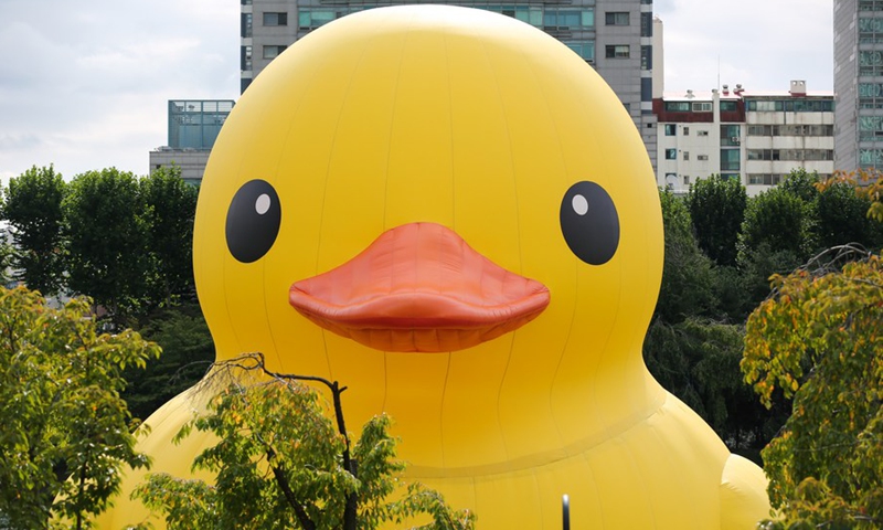The Rubber Duck designed by Dutch artist Florentijn Hofman is seen on the Seokchon Lake in Seoul, South Korea, Oct. 6, 2022.Photo:Xinhua