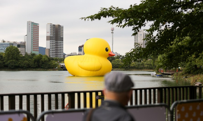 The Rubber Duck designed by Dutch artist Florentijn Hofman is seen on the Seokchon Lake in Seoul, South Korea, Oct. 6, 2022.Photo:Xinhua