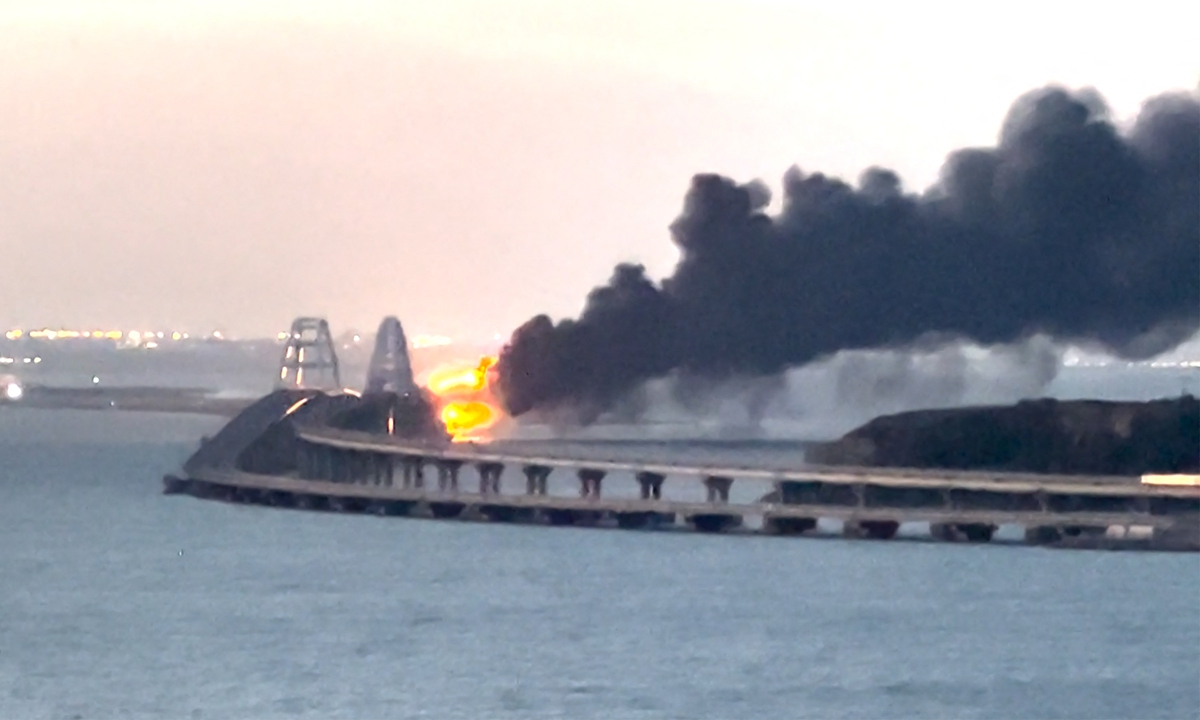 This video grab taken and released on October 8, 2022 shows thick black smoke rising from a fire on the Crimean Bridge that connects the Crimean Peninsula with mainland Russia.Photo: AFP