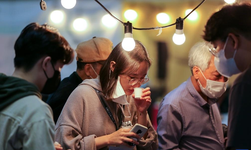 A visitor tries coffee at the Cafe and Bakery Fair in Goyang, South Korea, Oct. 7, 2022. The fair will last till Oct. 9.Photo:Xinhua