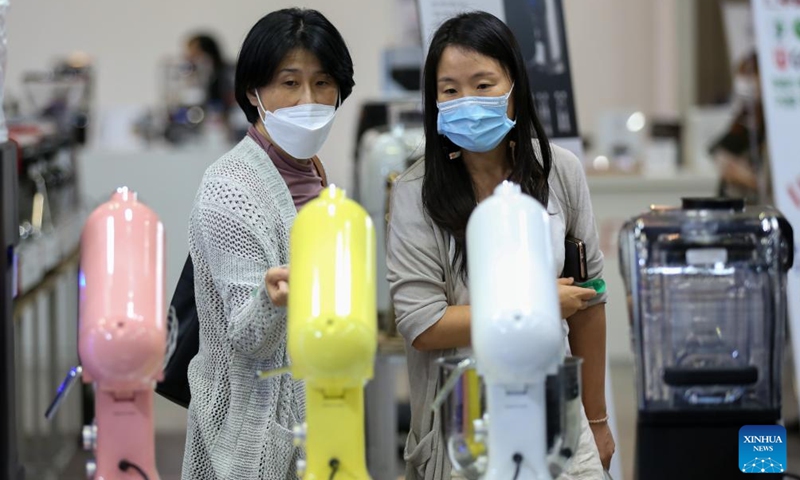 Visitors look at bakery machines at the Cafe and Bakery Fair in Goyang, South Korea, Oct. 7, 2022. The fair will last till Oct. 9.Photo:Xinhua