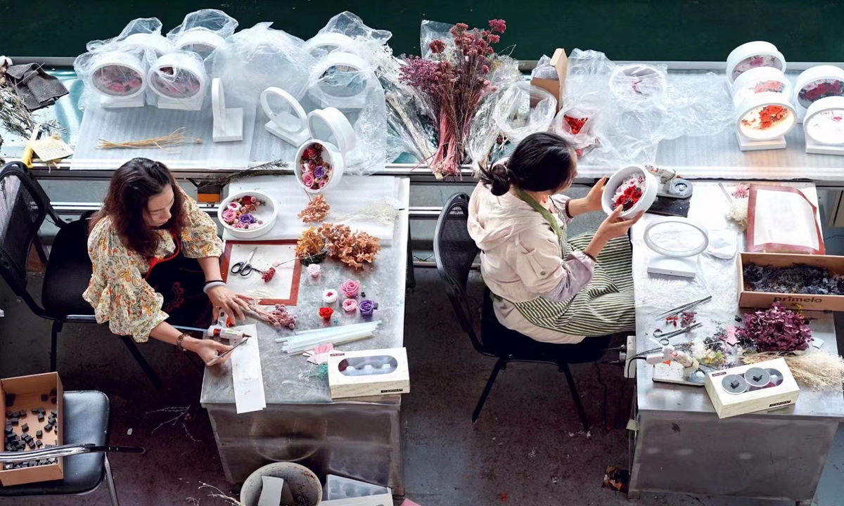 Workers make immortal flowers at a botanical museum in Kunming, capital city of Yunnan Province. Photo: Zhang Weijia