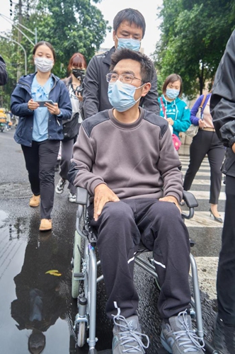 Gan Yu, in a wheelchair after surgery, leaves West China Hospital of Sichuan University in Chengdu, southwest China's Sichuan Province, Oct. 8, 2022.(Photo: Xinhua)