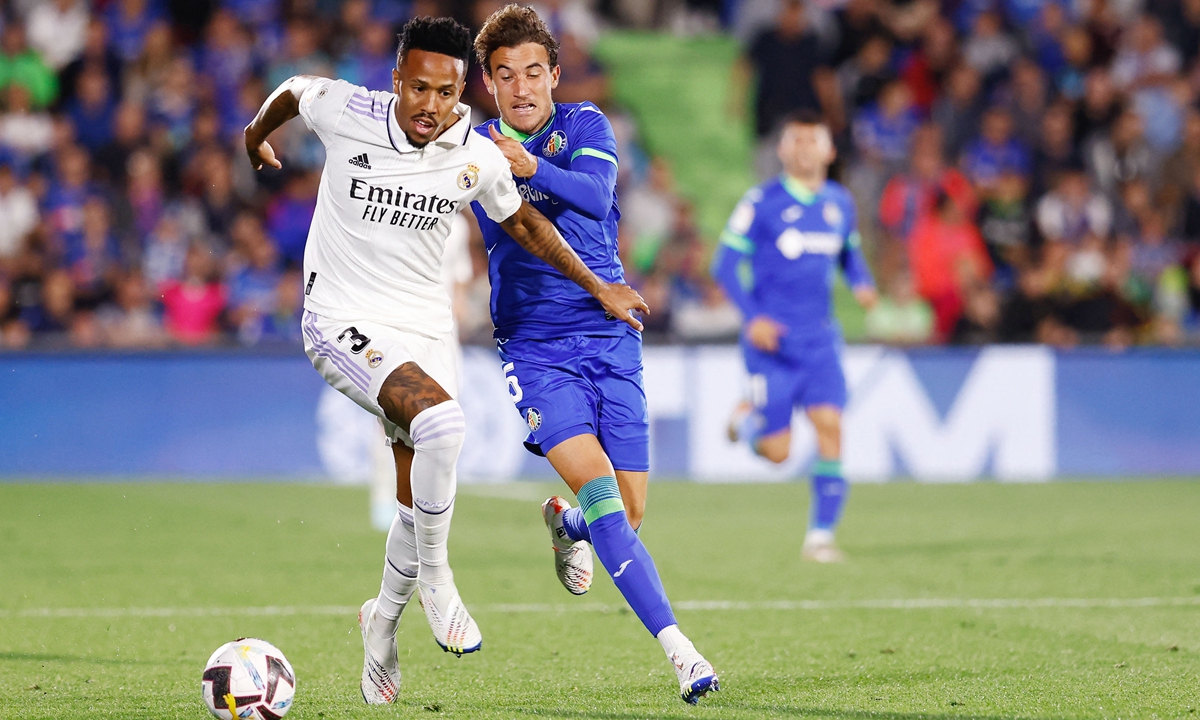 Eder Militao (left) of Real Madrid and Luis Milla of Getafe during the Spanish championship La Liga soccer match between Getafe CF and Real Madrid at Coliseum Alfonso Perez stadium in Getafe, Madrid, Spain on October 8, 2022 Photo: AFP