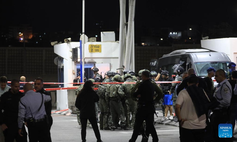 Israeli security forces work at the scene after a shooting attack at a checkpoint outside the Shuafat refugee camp in East Jerusalem, on Oct. 8, 2022. Three Israelis were injured in a shooting attack at a checkpoint in East Jerusalem on Saturday evening.(Photo: Xinhua)