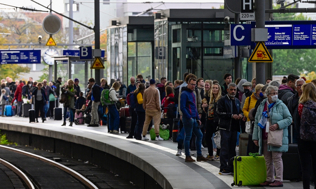 Rail passengers wait for a train on a platform at the main train station in Berlin on October 8, 2022 following major disruption on the German railway network. An act of “sabotage” targeting communications infrastructure was to blame for major disruption on the German railway network on Saturday, operator Deutsche Bahn said. Photo: VCG
