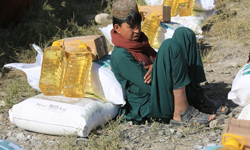 Destitute Afghans received food aid in Kabul, Afghanistan, Oct. 9, 2022.(Photo: Xinhua)