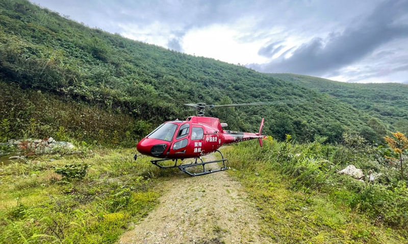A rescue helicopter designated to transfer Gan Yu to Luding County of Sichuan Province prepares for takeoff in Shimian County, southwest China's Sichuan Province, Sept. 21, 2022.(Photo: Xinhua)