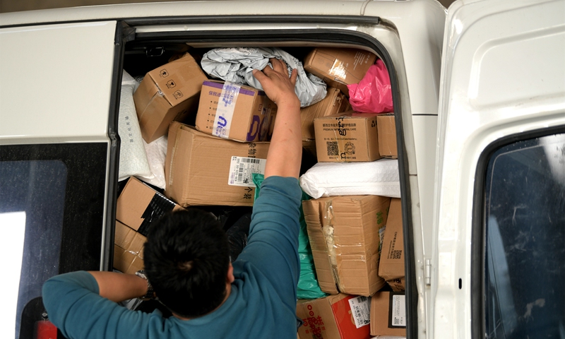A deliveryman strives to put more packages in his truck at a delivery center in Hai'an, East China's Jiangsu Province, on November 2, 2022. As e-commerce platforms ramp up preparations for this year's Double 11 shopping festival, the number of daily deliveries has skyrocketed across China. Photo: cnsphoto