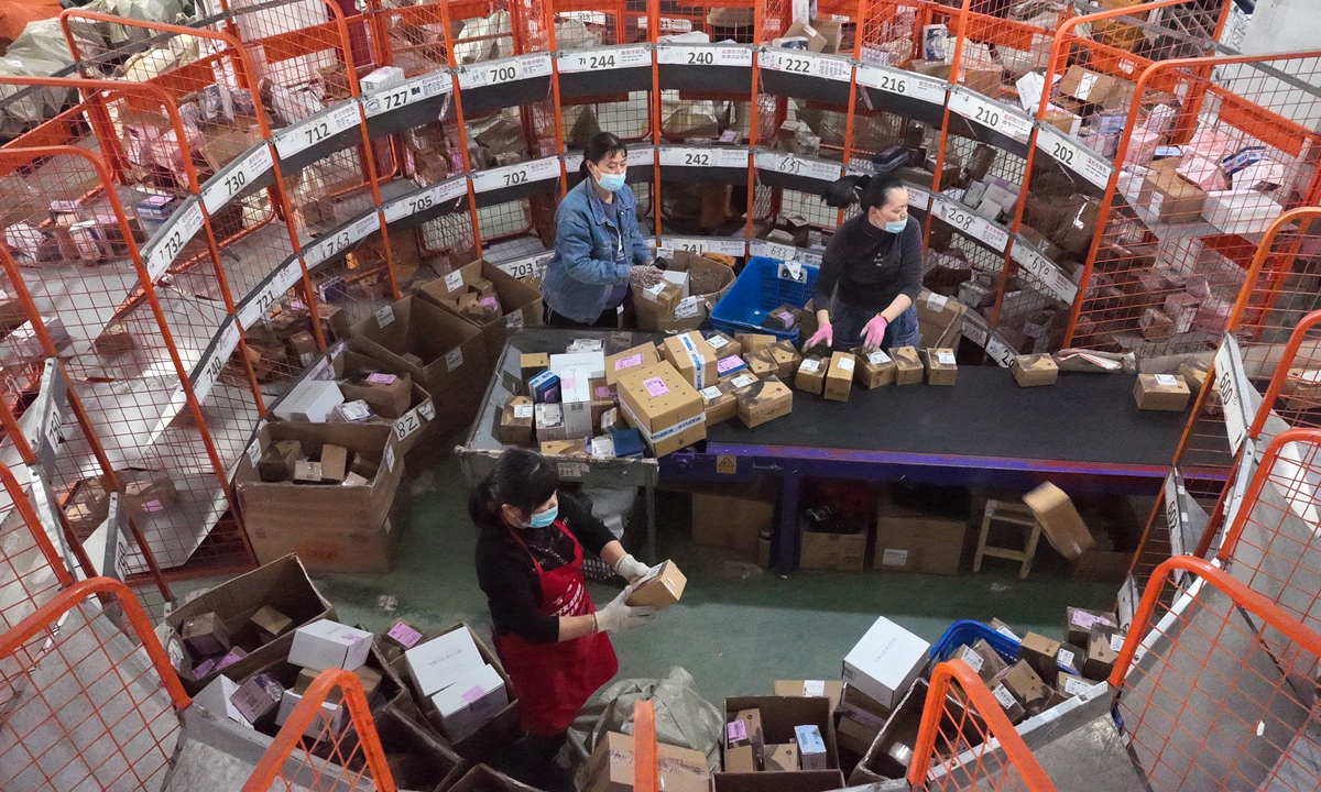 Workers sort express packages at an e-commerce industrial park in Huai'an, East China's Jiangsu Province, on November 1, 2022. Jiangsu is expected to handle 1.23 billion express packages from November 1 to 16. The peak season for deliveries will last until the eve of the Spring Festival in January 2023, for a total of 82 days. Photo: VCG
