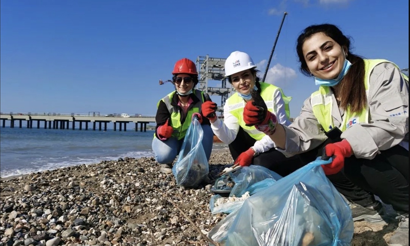 Local volunteers pick up trash on the beach in the Bay of Iskenderun, Turkey, where locates the Hunutlu Thermal Power Plant. Photo: Energy China