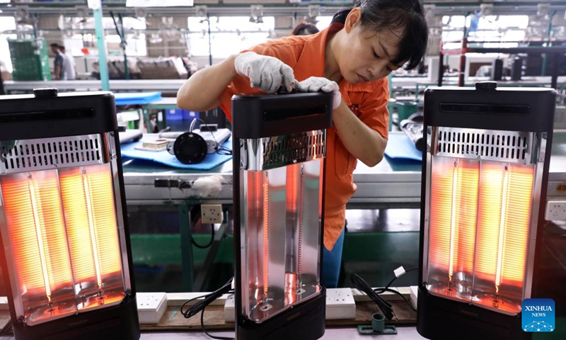 A worker checks electric heaters at a company in Foshan, south China's Guangdong Province, Sept. 29, 2022. Foshan from June to August this year saw the export of heating equipments to countries of the European Union in worth of 94 million yuan (about 13.2 million U.S. dollars), up 154.4 percent year-on-year.(Photo: Xinhua)