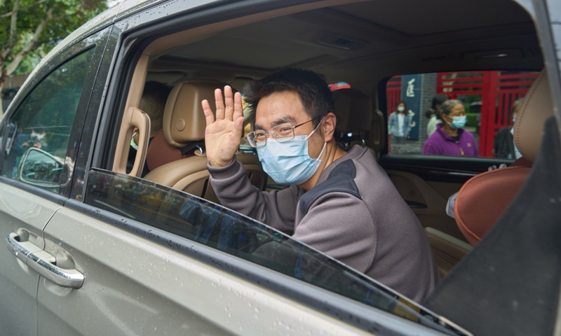 Gan Yu waves goodbye to people seeing him off at West China Hospital of Sichuan University in Chengdu, southwest China's Sichuan Province, Oct. 8, 2022.(Photo: Xinhua)
