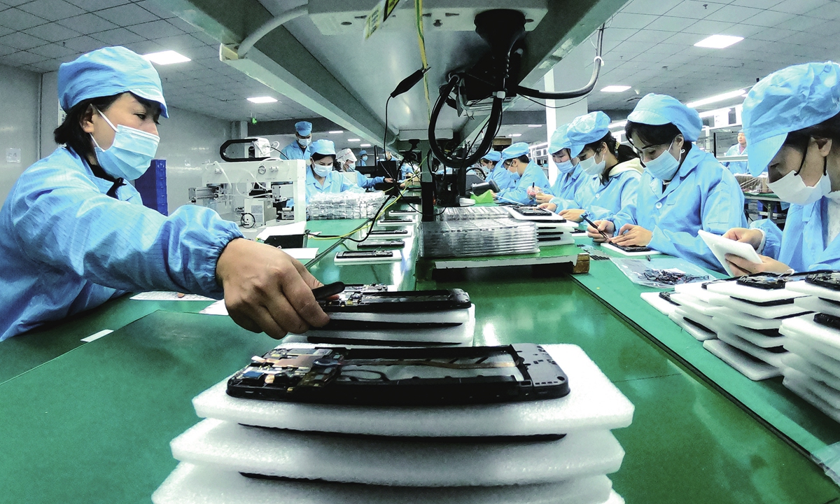 Workers rush to make export orders in a factory in Meishan, Southwest China's Sichuan Province on October 10, 2022. Customs data showed that China's foreign trade totaled 3.71 trillion yuan ($531.64 billion) in August, up 8.6 percent on a yearly basis. Photo: cnsphoto