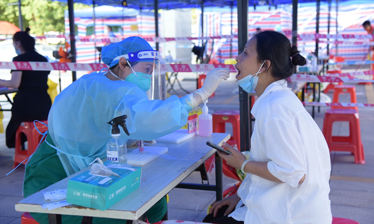 A resident receives nucleic acid test in a residential community in Dongguan, South China's Guangdong Province, on September 15, 2022. Photo: IC