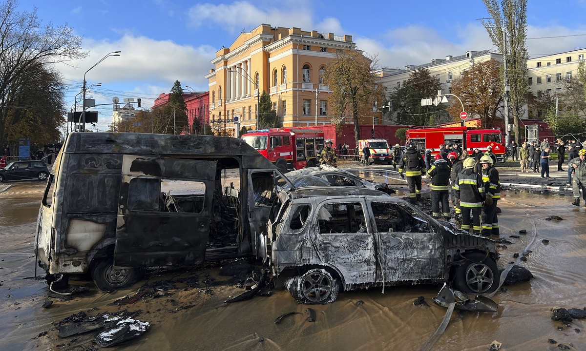 Rescue workers survey destroyed vehicles on a street in Kiev, Ukraine on October 10, 2022. Photo: VCG
