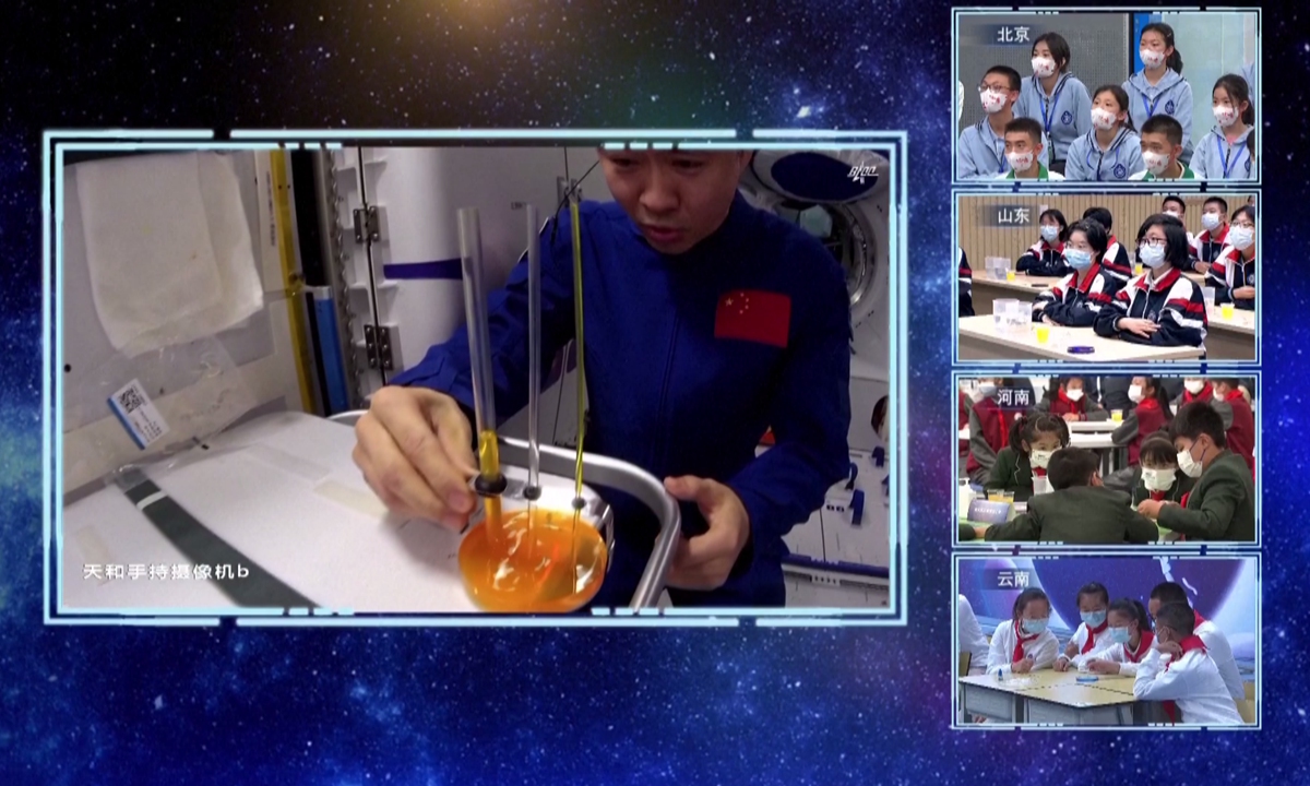Chinese taikonaut Chen Dong demonstrates the capillary phenomenon of fluids in weightless environment from China's space station to students during the third session of Tiangong Classroom lecture series through livestreaming on October 12, 2022. Photo: CFP