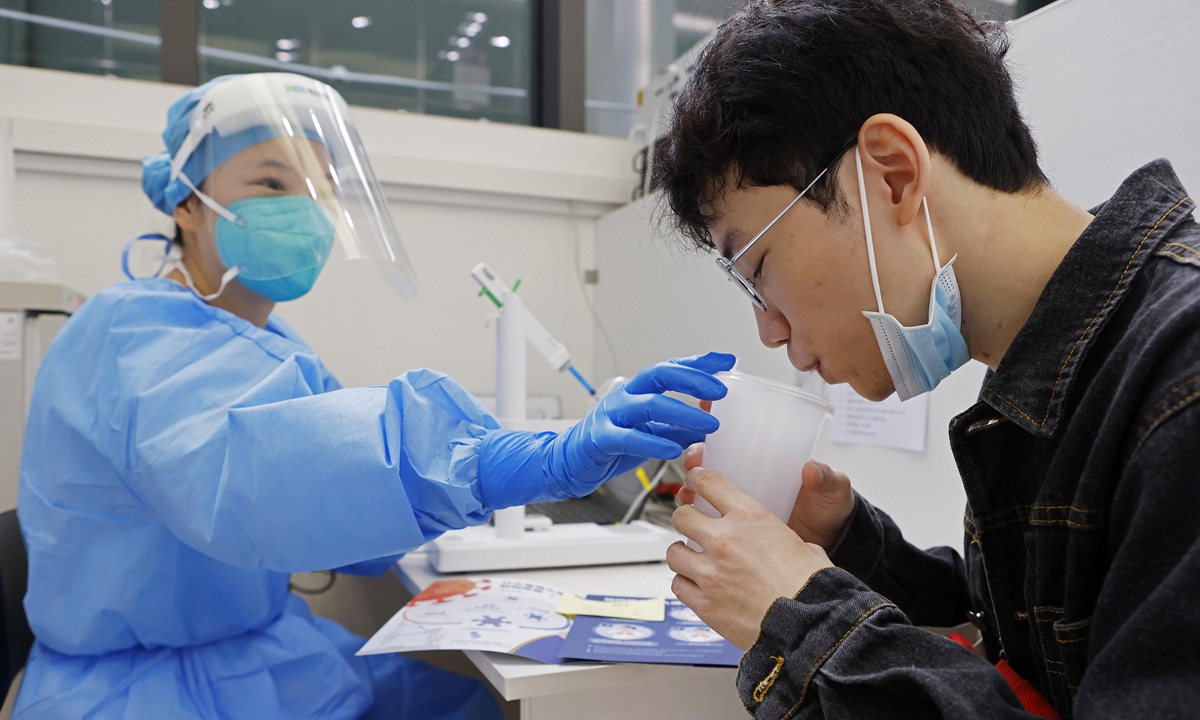 A Shanghai resident receives inhaled COVID-19 vaccine as a booster dose on October 26, 2022. Shanghai became the first city in China to provide this type of vaccine boosters. Photo: VCG