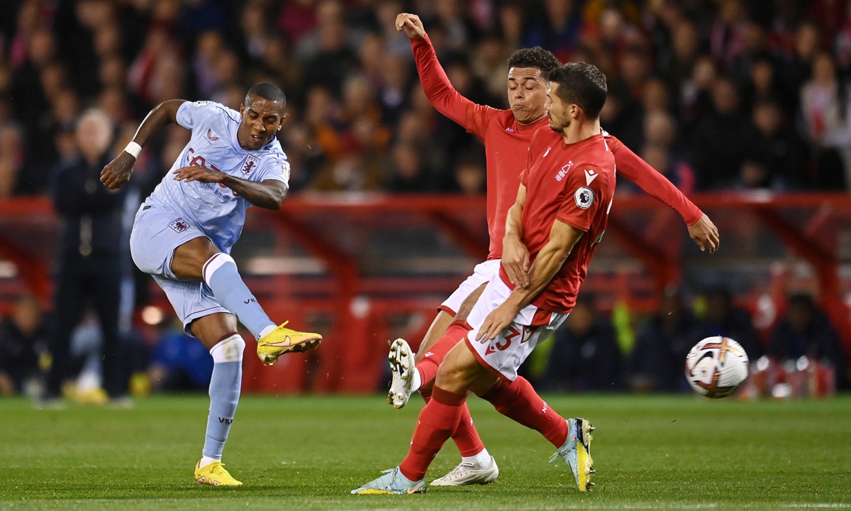 Ashley Young (left) of Aston Villa scores their side's first goal during the Premier League match between Nottingham Forest and Aston Villa at the City Ground in Nottingham, England on October 10, 2022. Photo: VCG
