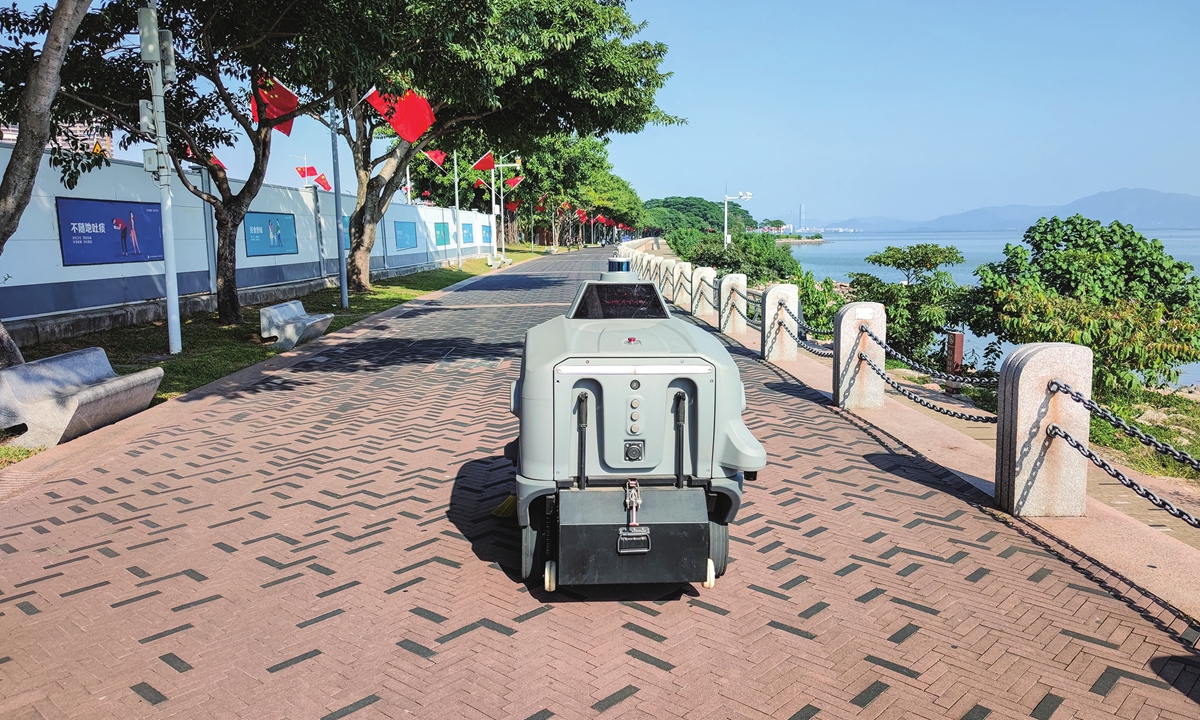 An autonomous sweeping robot cleans the road in a park in Shenzhen, South China's Guangdong Province on October 11, 2022. As one of the Chinese cities with the most complete robotics industry chain, the total output value of Shenzhen's robotics industry reached 158.2 billion yuan ($22.1 billion) in 2021, with the number of robotics enterprises totaling 945. Photo: VCG