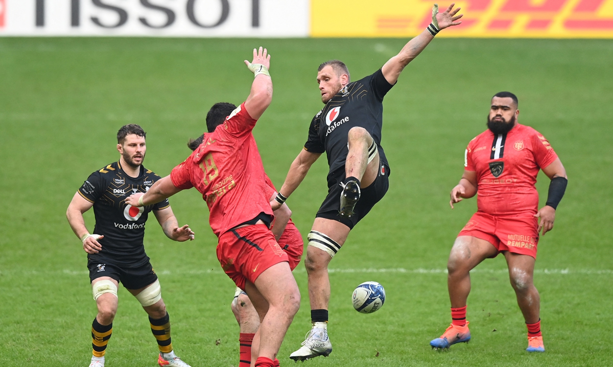 Toulouse's Emmanuel Meafou (2nd L) and Wasps' English flanker Brad Shields (2nd R) compete for the ball during the European Rugby Champions Cup pool B rugby union match between Wasps and Toulouse at The Coventry Building Society Arena in Coventry, central England on January 15, 2022. Photo: AFP