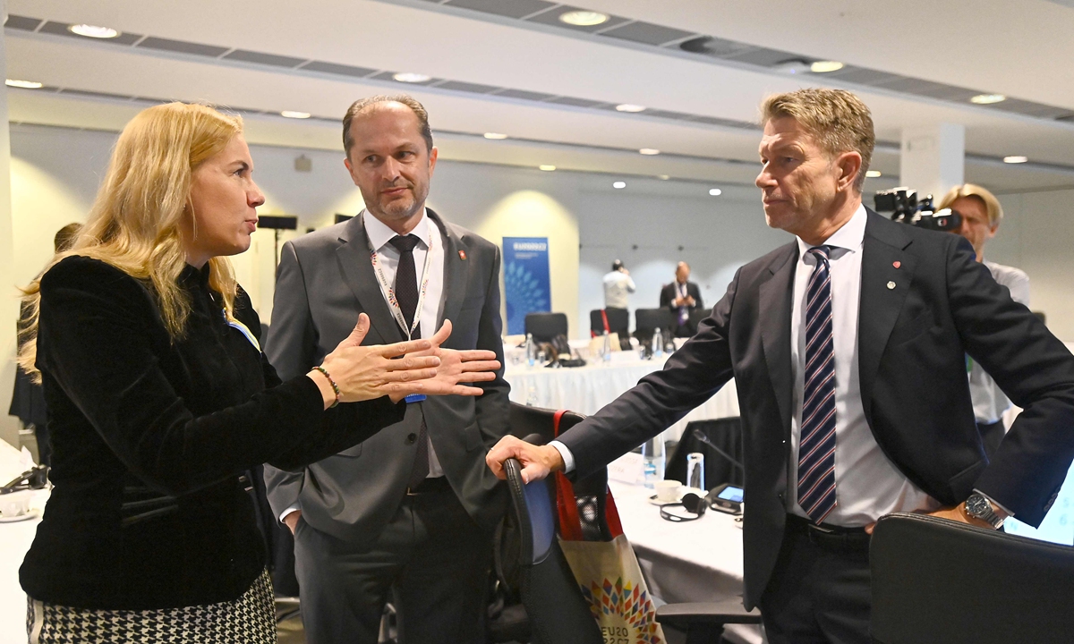 European Commissioner for Energy Kadri Simson (left) talks with Director of the Swiss Federal Office of Energy Benoit Revaz (center) and Norwegian Petroleum and Energy Minister Terje Aasland prior to an informal meeting of European energy ministers, in Prague, Czech Republic on October 12, 2022. The meeting aims to find common ground to contain soaring gas prices. Photo: VCG