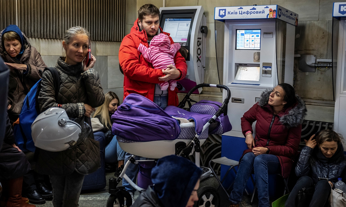 People take shelter inside a subway station from missile attacks in Kiev, Ukraine on October 11, 2022 when sirens sound across Ukrainian cities as Russian strikes continue. Photo: IC