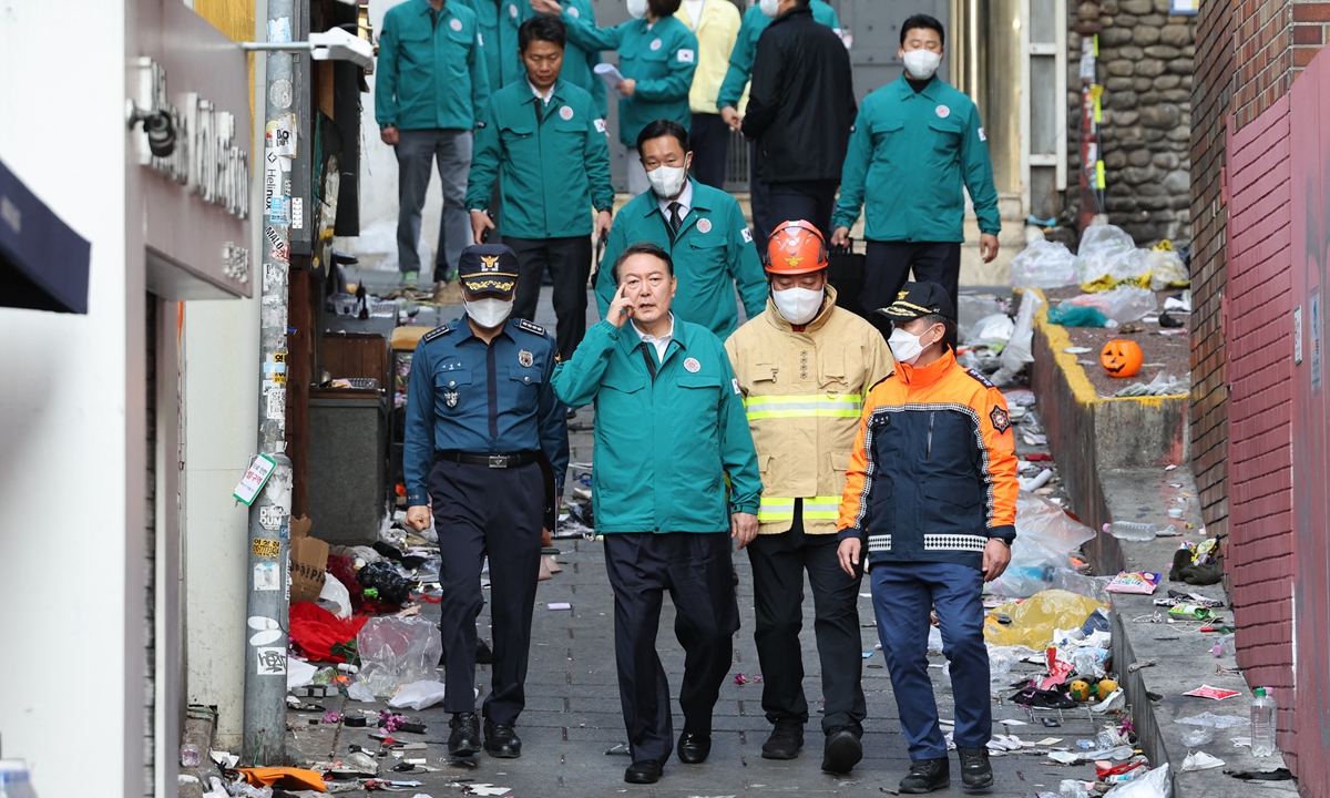 South Korean President Yoon Suk-yeol (front, second from left) visits the scene of a Halloween stampede in the capital's popular Itaewon district, in Seoul on October 30, 2022. At least 153 people were killed in the stampede the previous night. Photo: AFP