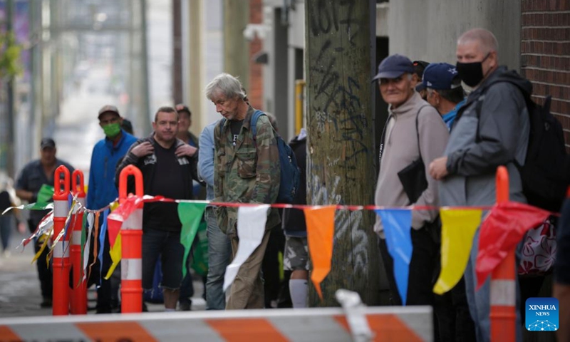 People line up for free Thanksgiving meals in Vancouver, British Columbia, Canada, on Oct. 10, 2022. About 3,000 free meals were served by a local charitable organization here on Monday.(Photo: Xinhua)