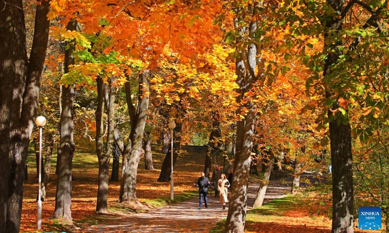 People walk in a park in Minsk, Belarus, Oct. 10, 2022.(Photo: Xinhua)