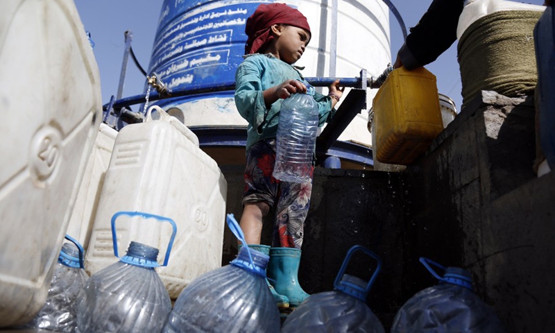 A child collects water at the Dharawan camp for internally displaced persons (IDPs) near Sanaa, Yemen, on March 25, 2022.(Photo: Xinhua)
