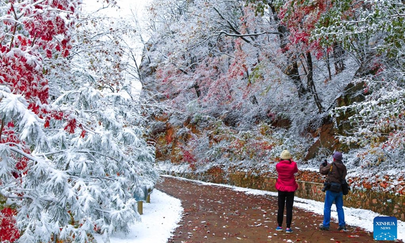 Tourists enjoy the view of Tianqiaogou forest park after snow in Dandong, northeast China's Liaoning Province, Oct. 10, 2022.(Photo: Xinhua)