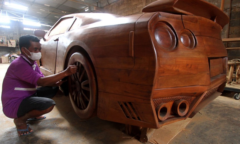 A worker makes a wooden craft vehicle at Tetap Jaya Art wooden workshop in Boyolali, Central Java, Indonesia, Oct. 11, 2022.(Photo: Xinhua)