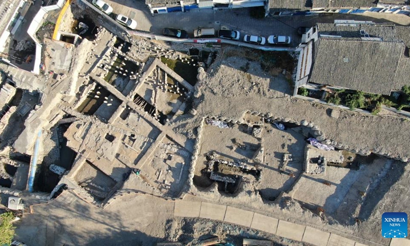 Aerial photo taken on Oct. 10, 2022 shows the ruins of an ancient dock at the archaeological site of Shuomen ancient port in Wenzhou, east China's Zhejiang Province. The archaeological site of Shuomen ancient port was discovered at the end of 2021, with ruins of ancient buildings, shipwrecks, and porcelain pieces unearthed in the following archaeological excavations.(Photo: Xinhua)
