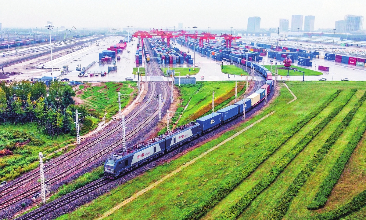A train loaded with agricultural products departs from Xi'an, Northwest China's Shaanxi Province, for the Uzbek capital Tashkent on September 19, 2022. Photo: VCG