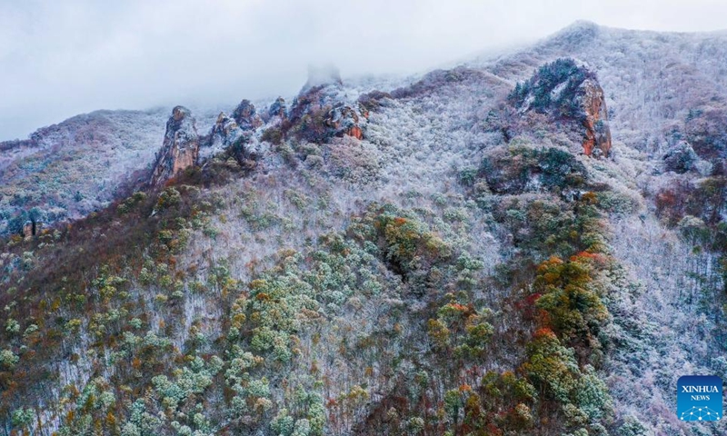 Aerial photo taken on Oct. 10, 2022 shows a view of Tianqiaogou forest park after snow in Dandong, northeast China's Liaoning Province.(Photo: Xinhua)