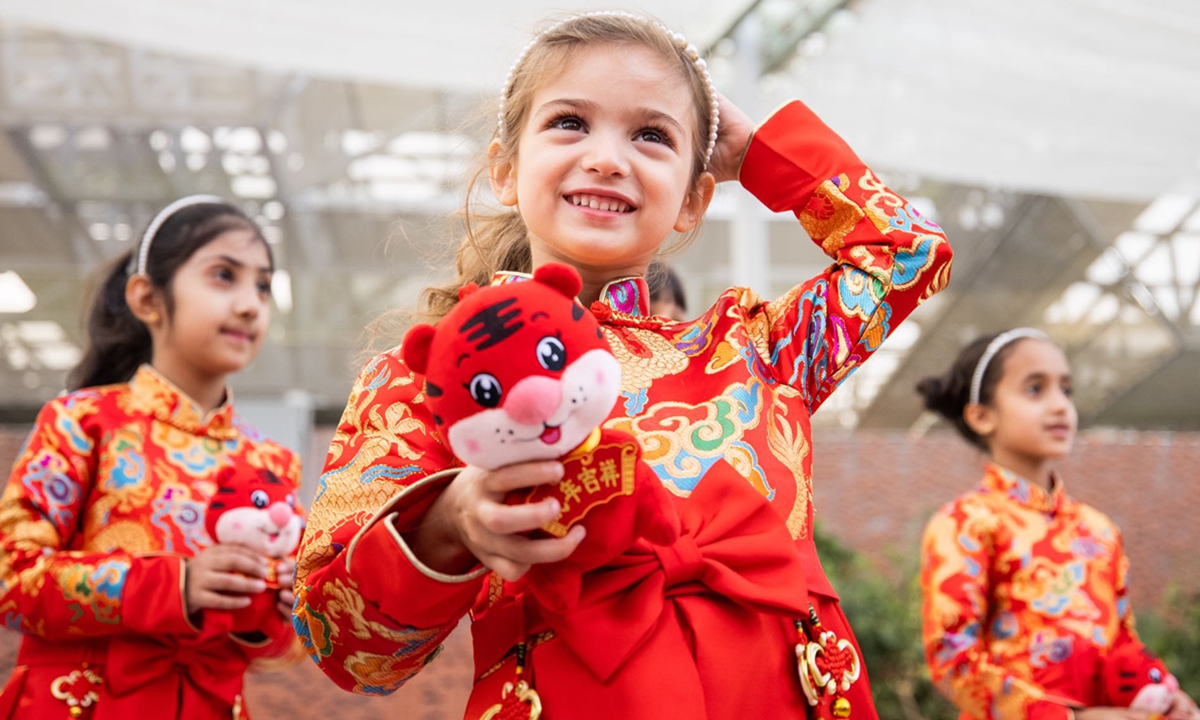 Local children extend new year's greetings to visitors on Chinese Lunar New Year's Eve at the Dubai Expo site, UAE, on January 31, 2022. Photo: Xinhua